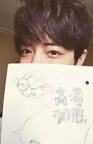 【福利】隔壁班的学长肖战:宠粉无限,衣品在线