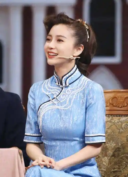 前些时日参加综艺节目《王牌对王牌》,就穿着旗袍装亮相