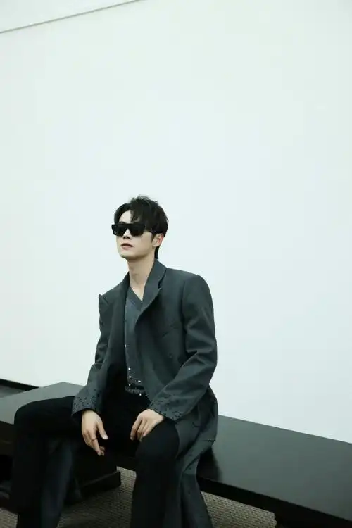 许凯墨镜侧颜大片##许凯的下颌线