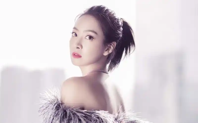 宋茜性感露肩写真图片桌面壁纸