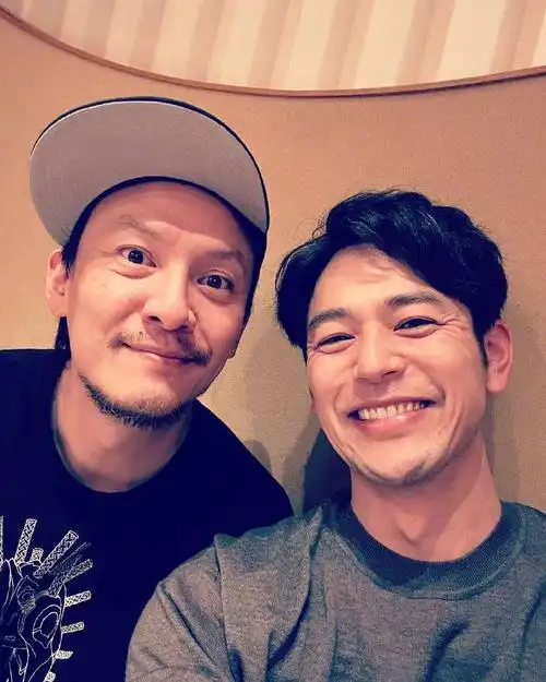 妻夫木聪晒与张震合影 二人肩挨肩对镜面露灿笑