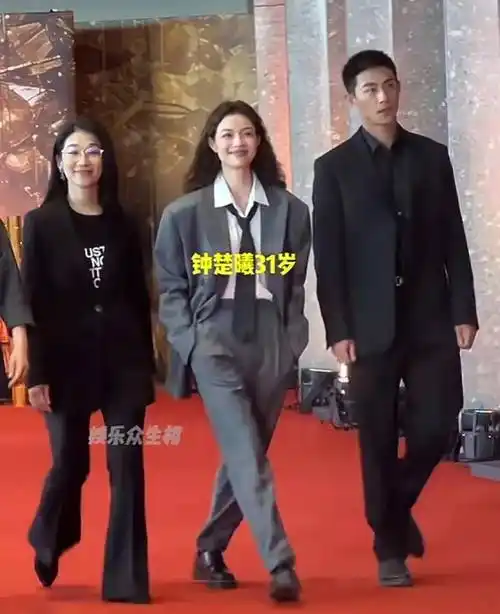 热心扶林允,王丽坤穿的太素,吴刚脸上不僵硬了_蒋勤勤_带着_钟楚曦