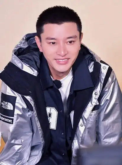 同为悼念赵英俊离世,贾乃亮评论区很和谐,看到李小璐:洗不白了