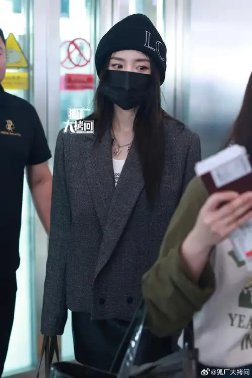 杨幂巴黎时装周机场出发路透