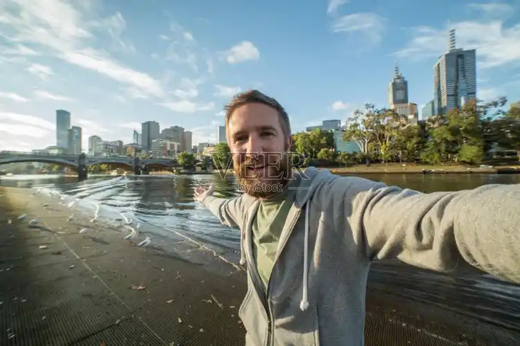 澳大利亚年轻人在墨尔本的自画像