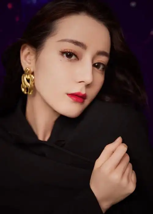 迪丽热巴今日直播造型,黑色西装内搭军绿露背开衩长裙-爱读书