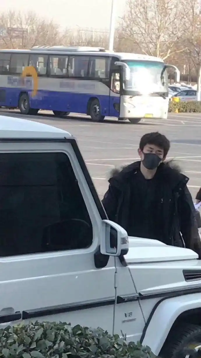 易烊千玺现身驾校学车 网友:好想做教练