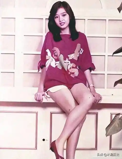 但是从小生活条件优越的朱丽倩却没有养成骄纵跋扈的大小姐性格.