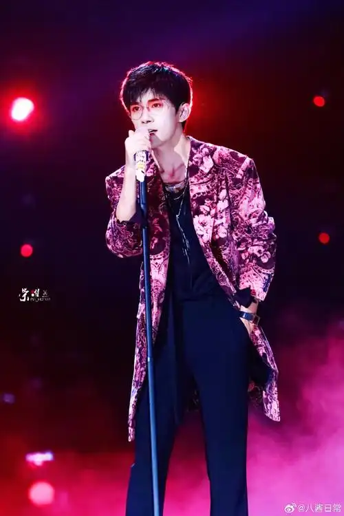 易烊千玺扭在我的心巴上,尤其摘眼镜跳舞这段,他好会啊#易烊千玺扭在