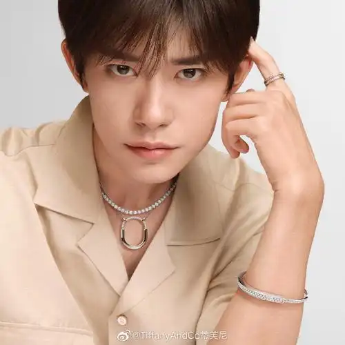 易烊千玺粉色手链是自己串的