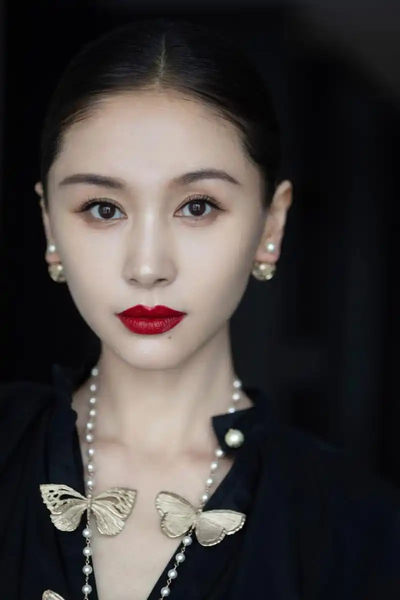 王子文一组美照,她身穿黑色薄纱裙,展现出优雅与性感并存的气质.