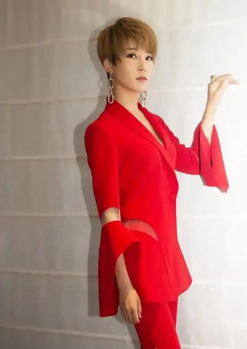 谢楠个人资料图片,吴京老婆谢楠个人资料介绍(谢楠性感写真照来了)