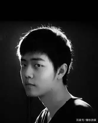 肖战大学时期青涩旧照,曾是学校校草,这颜值一看就没整过容