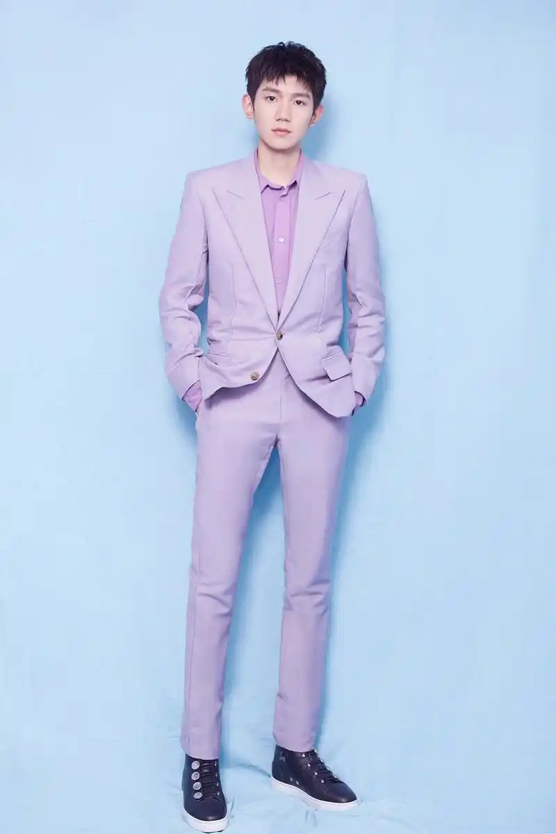 王源穿紫色西装绅士范儿十足,一首《姑娘》道出理想型女友