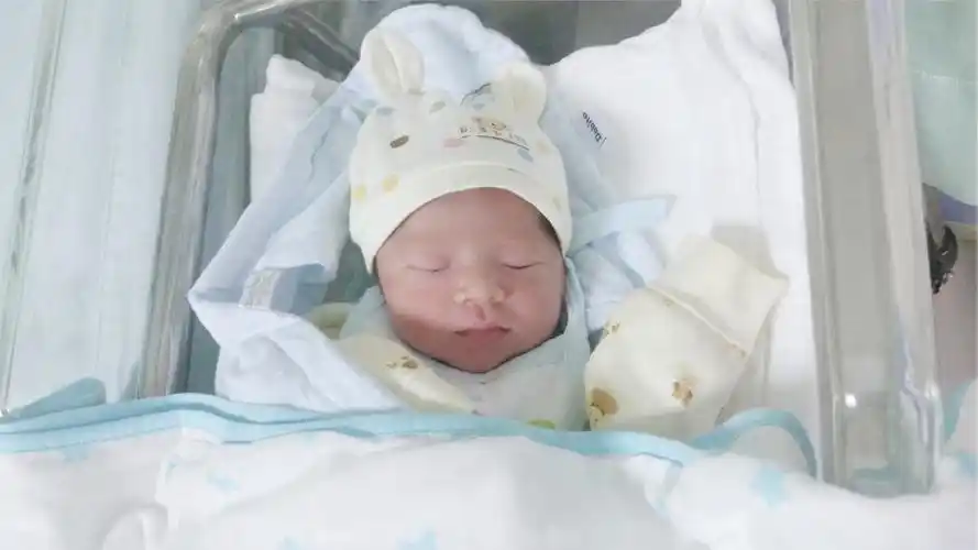 这是你出生后的第一张照片,刚从妈妈肚子里来到这个世界,像极了爸爸的