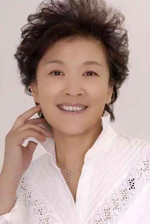 演员宋春丽高清照片(如今的宋春丽依旧活跃在荧屏上塑造了许多经典