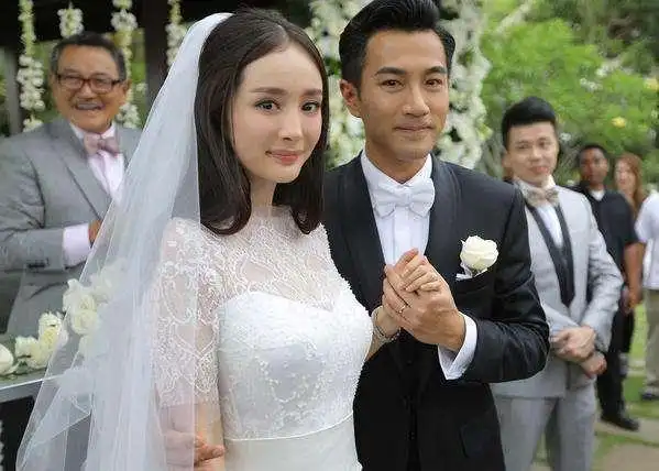 胡歌出席唐嫣婚礼笑容满面疑似好事将近网友兜兜转转还是她