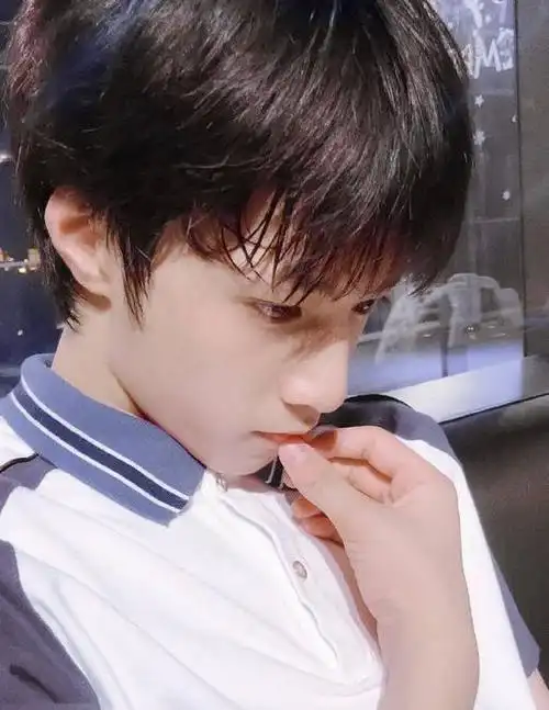 刘耀文巴蜀中学走路(刘耀文巴蜀中学穿校服一日游)(3)