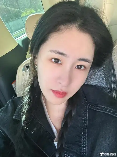 张碧晨小年晒地铁随拍##张碧晨晒小年自拍