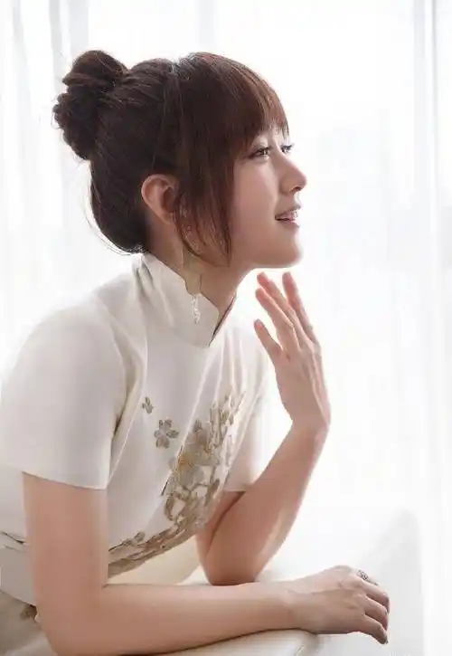 原创49岁杨钰莹春分晒美照穿旗袍裙清丽脱俗扎丸子头好少女