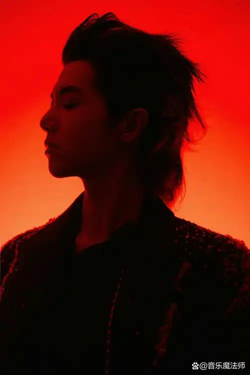 华晨宇最新活动照,简直帅到爆炸!背头造型硬朗有型,酷劲十足.