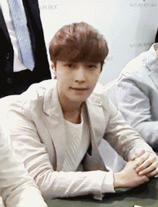 张艺兴剪刀手蠢萌西装gif动图_动态图_表情包下载_soogif