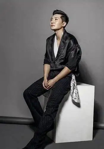 郭京飞和涂松岩在我眼里长得像亲兄弟