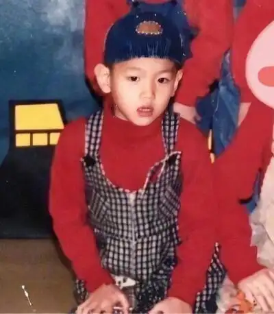 高清 非常全的伯贤小时候的照片(婴儿 童年时期)右边蓝衣服的好像妈妈