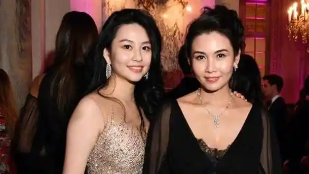 像吴世勋,玄彬,rose等,她还与玛丽亚基亚拉关系甚好,玛丽亚基亚拉可是