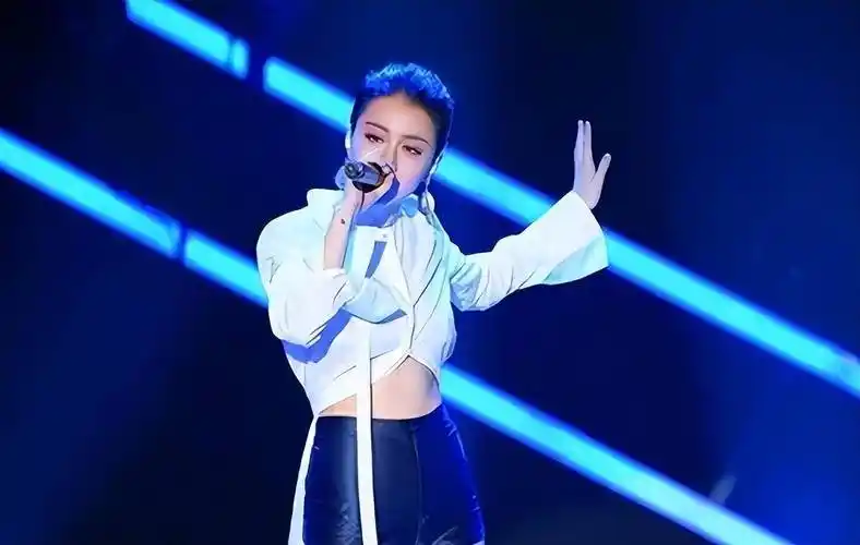 中国好声音没夺冠,却嫁给爱奇艺总裁,她的故事让人励志_李嘉格_东北