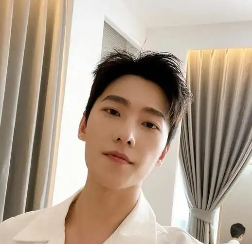 杨洋:愚人节发最新18宫格自拍照片,4月第一天用酷帅形象开启