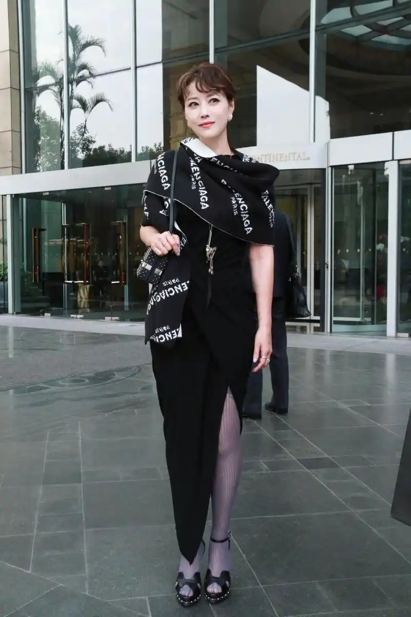 组图:周海媚为《战狼2》颁奖 开叉黑裙秀美腿_高清图集_新浪网