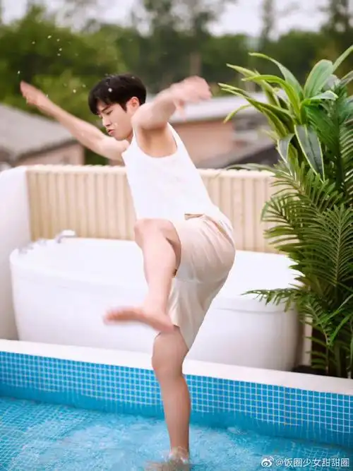 李汶翰泳池四宫格随拍##李汶翰生日泳池随拍
