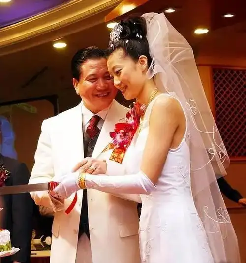 离婚28年后做河南女婿的万梓良46岁当爹恬妞仍孑然一身