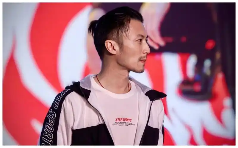 港星男神谢霆锋运动风参加活动,扎起小辫依旧帅气