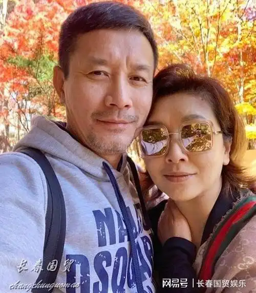 54岁江珊的现任老公首曝光二人亲密合影幸福甜蜜