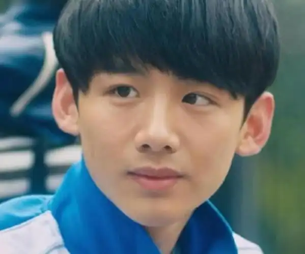 学生时代的白敬亭颜值可没现在这么高,黝黑的皮肤就让他与时尚绝缘.