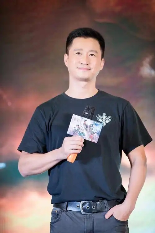 路转粉因看了这两张吴京在福州长乐机场的照片