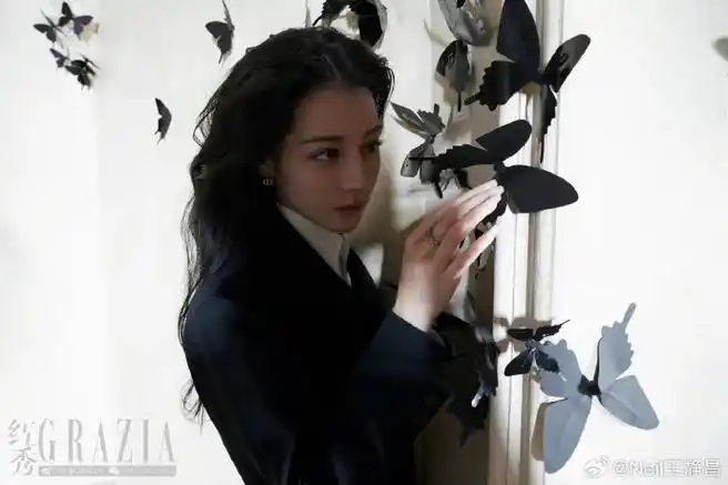 迪丽热巴登上《红秀grazia》 11月刊封面,好多黑色还有红色蝴蝶03