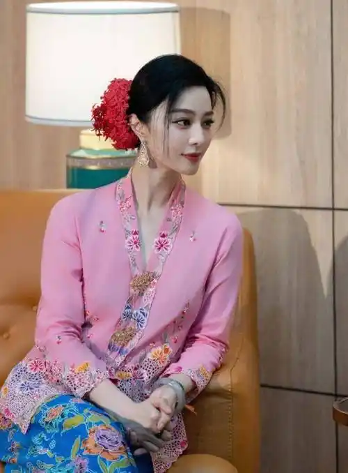 范冰冰饭局照流出,为当地名流现场唱歌,边唱边舞与以前判若两人