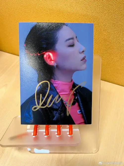 截至9月18日18:00,热转第一的友友可获得@李斯丹妮亲笔签名照一张~让