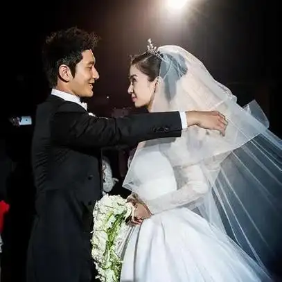 没想到不到1年,黄晓明和邓超两位"华谊一哥",差距又这么大了