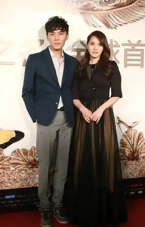 伊能静和老公出席活动穿一袭礼服裙优雅大方54岁还像小女生