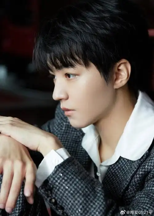 #冬天的暖阳洒在有点湿漉感的碎发,镀上一层金光,突然心