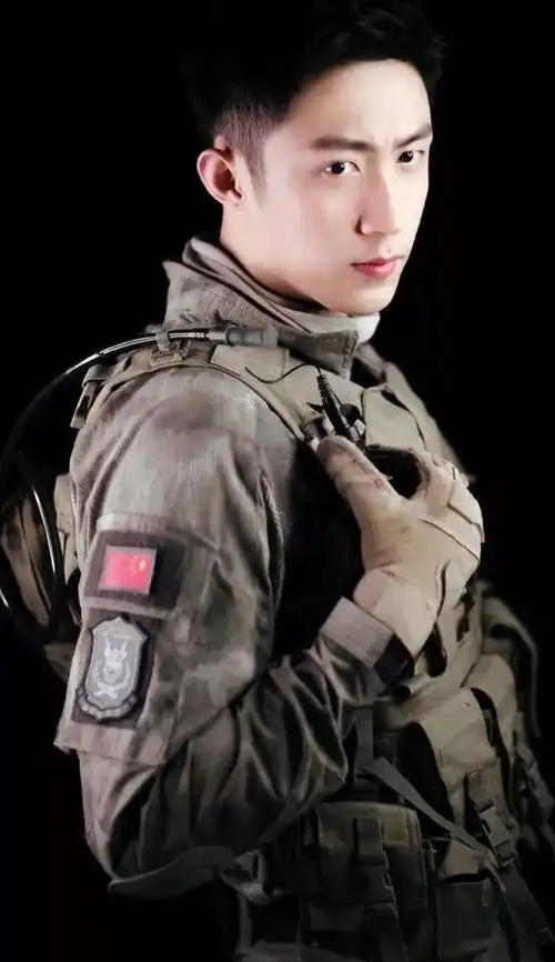 黄景瑜新剧上演制服杀除了上瘾海陆空硬气军装照刷屏好a
