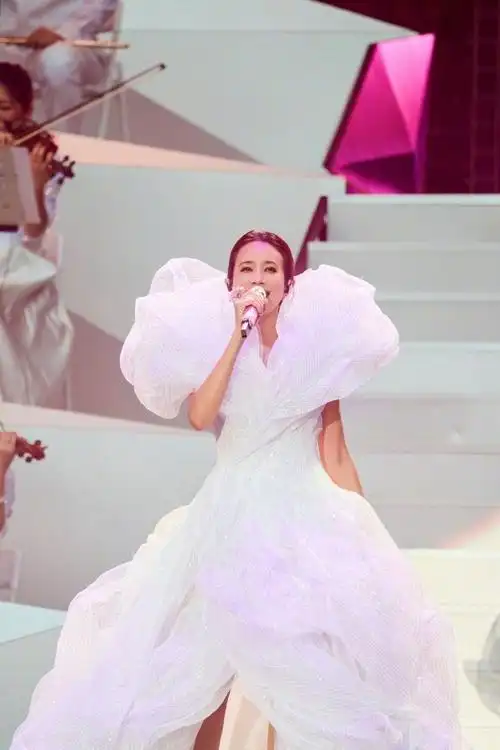 莫文蔚上海演唱会嘉宾是谢霆锋##莫文蔚谢霆锋上海演唱会重聚