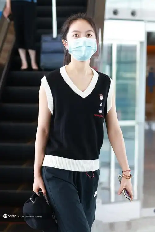 街拍赵今麦针织背心nike运动裤马丁靴青春学院风