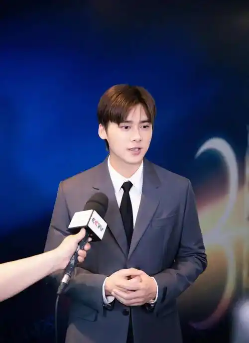 原创李易峰中分顺滑直发一身灰色西装像个乖乖男孩