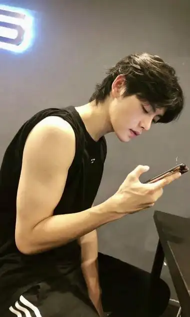 时尚芭莎肖宇梁