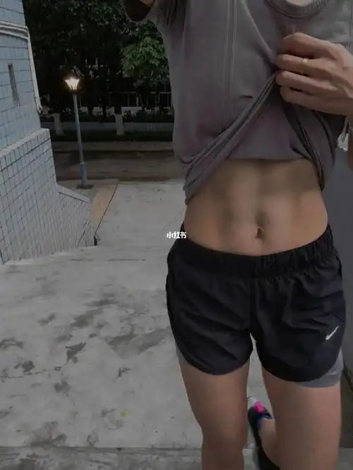 只要颜色调得好腹肌肯定少不了